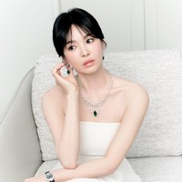 Jam tangan yang dikenakan Song Hye Kyo tak kalah mencuri perhatian. Berhias potongan berlian berbentuk buah pir dan mawar. Harga koleksi Souveraine de Chaumet Watch itu mencapai CA$ 162,270 atau setara dengan Rp 1,96 miliar. Foto: dok. Instagram @kyo1122