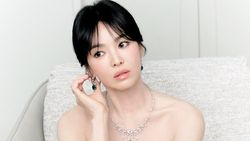 Bukan Soal Cantik, Ini yang Dipikirkan Song Hye Kyo Saat Bercermin