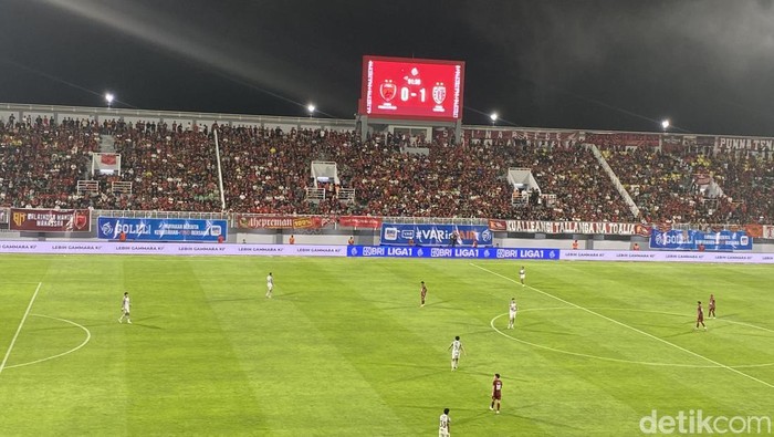 Suasana penonton yang memadati Stadion Gelora BJ Habibie, Parepare sata laga PSM Makassar kontra Bali United, Jumat (25/4/2025).