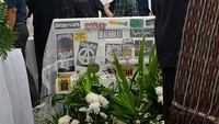 Wendi Putranto, manajer Seringai, mengatakan itu adalah stiker band favorit Ricky. Iya (penempelan stiker), itu inisiatif Arian (vokalis Seringai). Atas seizin istri dan keluarga juga, kata Wendi Putranto kepada detikcom melalui pesan singkat, Jumat (25/4/2025). Foto: 20 Detik