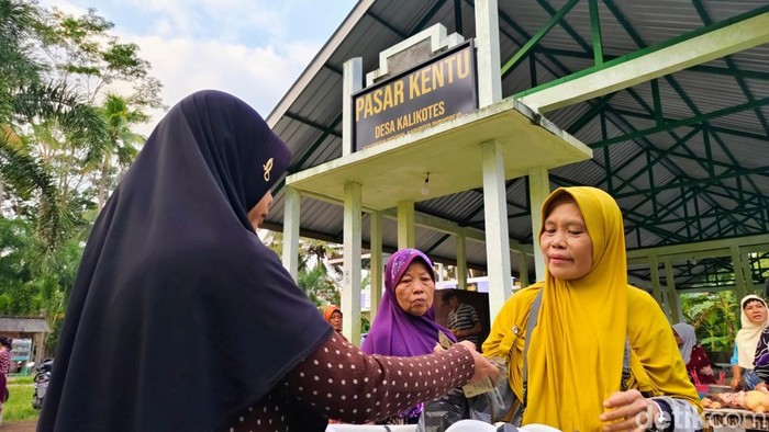 Suasana Pasar Kentu, Desa Kalikotes, Kecamatan Pituruh, Kabupaten Purworejo, Jumat (25/4/2025).