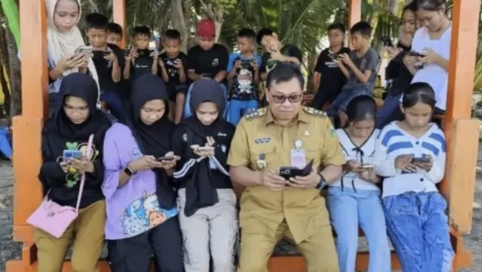 Bupati Takalar menikmati layanan internet di Tanakeke. Dokumen Istimewa