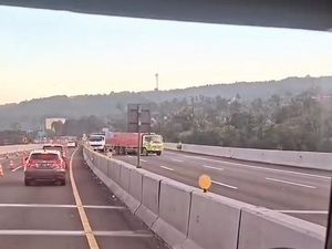 Video Truk Tabrak Truk di Tol Purbaleunyi gegara Salah Oper Gigi