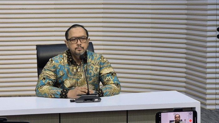 Jubir KPK Tessa Mahardika dalam konferensi pers di gedung Merah Putih KPK, Jakarta Selatan, Jumat (25/4/2025).