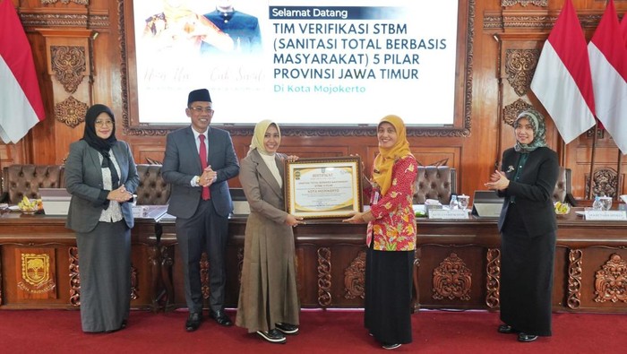 Tim Verifikasi STBM 5 Pilar Jatim menyerahkan sertifikat