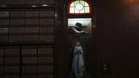 Patung religius Bunda Maria dipajang di toko sepatu Muglia di lingkungan Flores di Buenos Aires, Argentina, Kamis (24/4/2025).
