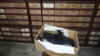 Toko Muglia kini menjual sepatu serupa dengan harga sekitar $170, meskipun harga tersebut lebih tinggi dari yang dibayar Paus dahulu karena inflasi di Argentina. Namun, nilai historis dan emosional dari sepatu tersebut membuat banyak orang tetap tertarik membelinya sebagai bentuk penghormatan.  