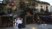 Sejak muda, Jorge Bergoglio—nama asli Paus—memilih sepatu hitam sederhana buatan tangan dari toko ini, yang mencerminkan gaya hidupnya yang rendah hati.   