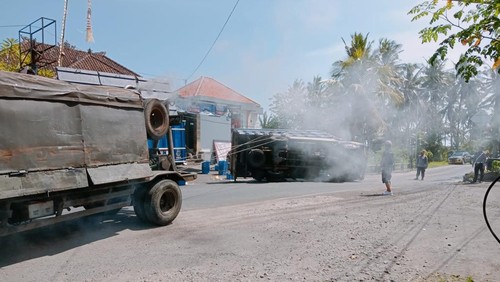 Truk bermuatan udang terguling di Jalan Denpasar-Gilimanuk, tepatnya di barat rest area Desa Pengeragoan, Kecamatan Pekutatan, Jembrana, Bali, pada Jumat (25/4/2025). (Foto: Dok. Polsek Pekutatan)