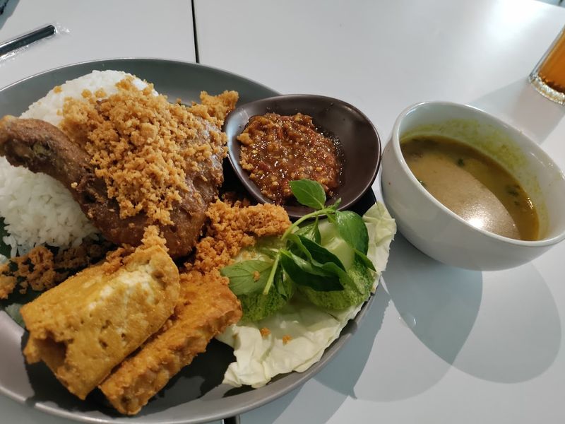 Uenaak Poll! 5 Tempat Makan Nasi Megono dan Bebek Goreng Surabaya