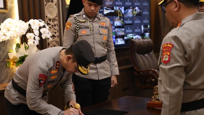 Upacara penyerahan jabatan Dir Binmas kepada Kapolda Bali Irjen Daniel Adityajaya. (Dok. Polda Bali)