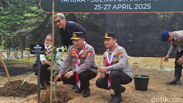 Usai membuka acara Jambore Karhutla 2025, Kapolri Jenderal Sigit menanam pohon di Tahura Sultan Syarif Hasyim, Minas Jaya, Kabupaten Siak, Riau. (Mei Amelia/detikcom).