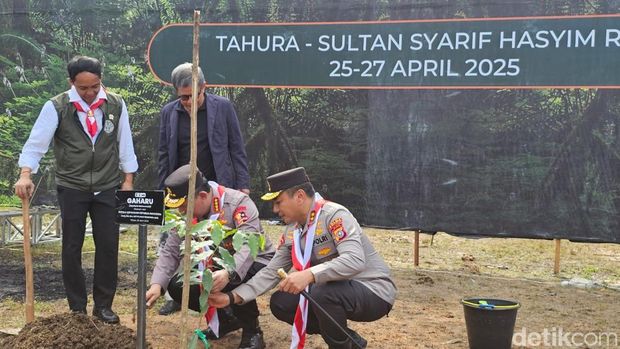 Usai membuka acara Jambore Karhutla 2025, Kapolri Jenderal Sigit menanam pohon di Tahura Sultan Syarif Hasyim, Minas Jaya, Kabupaten Siak, Riau. (Mei Amelia/detikcom).