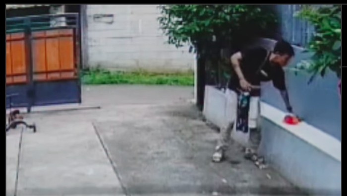 Video seorang pengamen mencuri HP di Tapos, Depok viral di media sosial. Pelaku mencuri HP yang tergeletak di bangku depan rumah korban. (dok Istimewa)