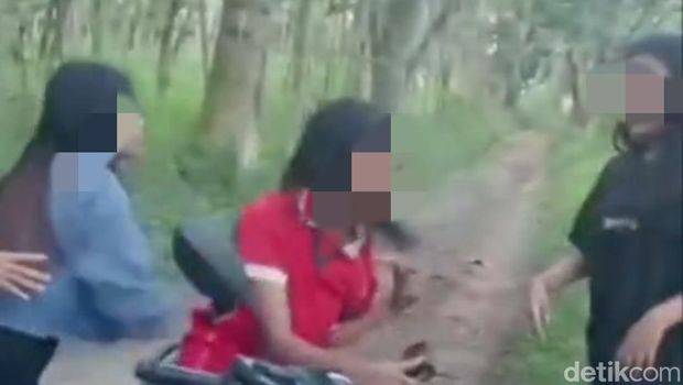 Viral video bullying remaja perempuan di Blitar.