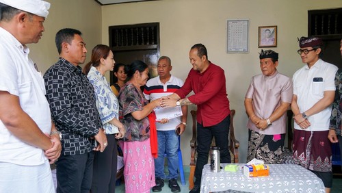 Wabup Bagus Alit Sucipta menyerahkan akta kematian dan penghargaan atas prestasi tertib administrasi pengurusan akta kematian di Desa Dalung, Kuta Utara, dan Kelurahan Sading, Mengwi, Jumat (24/4/2025). (Foto: Dok. Pemkab Badung)