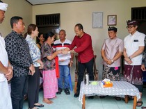 Wabup Badung Serahkan Reward Akta Kematian untuk Warga Dalung dan Sading
