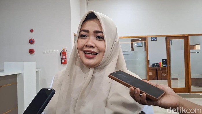Wakil Gubernur NTB Indah Dhamayanti Putri alias Umi Dinda saat dikonfirmasi di Kantor Gubernur, Jumat malam (25/4/2025). (Nathea Citra/detikBali)