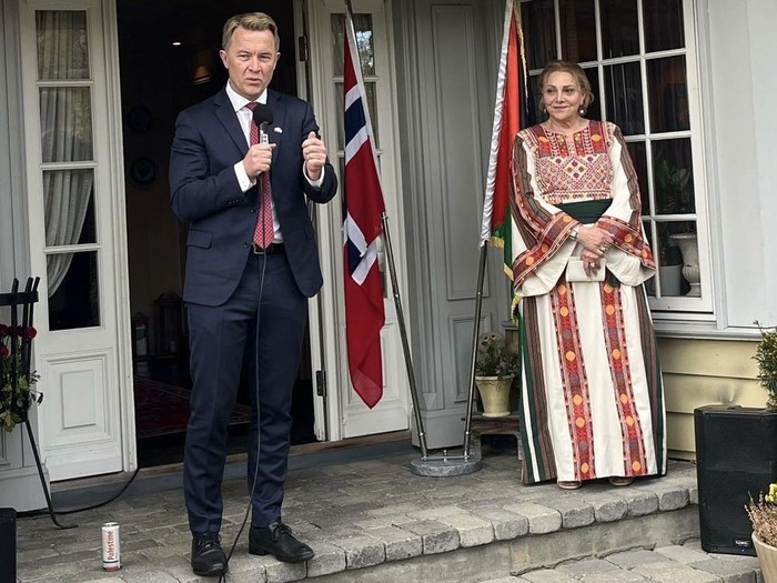 Wakil Menteri Luar Negeri (Wamenlu) Norwegia, Andreas Motzfeldt Kravik, menyambut kehadiran Dubes Palestina Marie Antoinette Sedin di Oslo. (X/@akravik79)