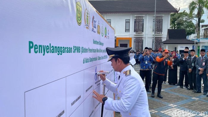 Wali Kota Banjarmasin tanda tangani komitmen bersama Penerimaan Siswa Baru 2025.