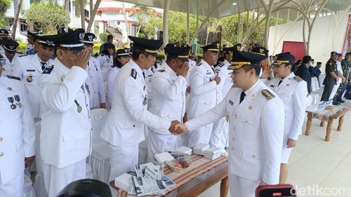 Wali Kota Kupang Christian Widodo menyapa para tamu undangan di sela-sela upacara HUT ke-139 Kota Kupang.