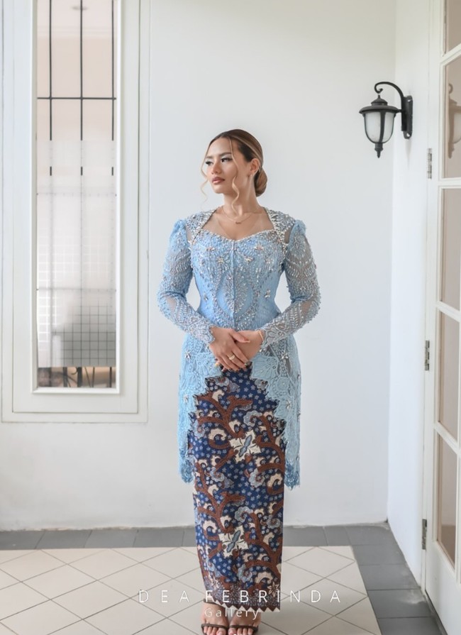 Zahwa Massaid menjadi salah satu anggota keluarga yang hadir di acara 7 bulanan Aaliyah Massaid yang digelar pada Rabu, 23 April 2025. Kakak Aaliyah itu tampil memukau dengan mengenakan kebaya seragam berwarna biru muda. Foto: Instagram/@deafebrindagallery