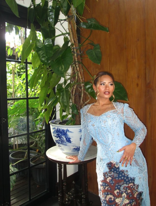 Penampilannya itu diunggah ke akun Instagram pribadi Zahwa dan MUA yang meriasnya, Dean Sadudin. Zahwa tampil cantik dan anggun kenakan kebaya brokat full payet dengan kerah model sweetheart. Foto: Instagram/@zahwamassaid