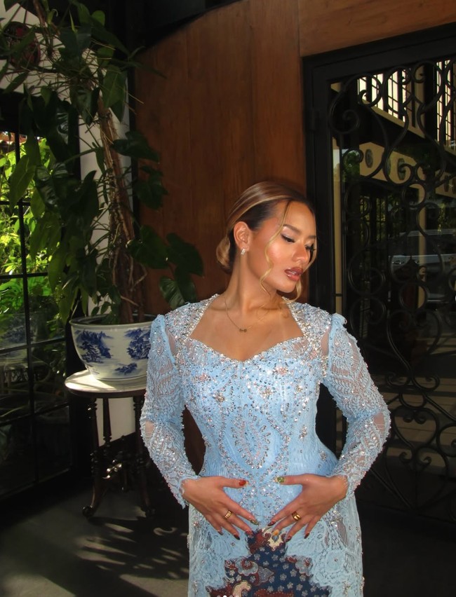 Diketahui kebaya yang dikenakan Zahwa itu merupakan rancangan dari Dea Febrinda Gallery. Kebaya tersebut dipadukan dengan kain batik bernuansa biru. Foto: Instagram/@zahwamassaid