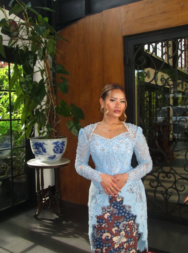 Penampilannya terlihat memukau dengan kulit eksotis dan rambut pirangnya. Mempercantik tampilannya ia juga mengenakan kalung tipis emas, cincin, dan sepasang anting simpel. Foto: Instagram/@zahwamassaid