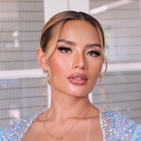 Bagian matanya terlihat menonjol dengan bulu mata palsu yang cukup tebal, dipercantik pulasan eyeshadow warna kecoklatan dan putih. Bibirnya terlihat penuh dengan teknik overline. Mempertahankan riasan soft-nya, Zahwa memiilih lipstik glossy berwarna nude. Foto: Instagram/@deanmua_