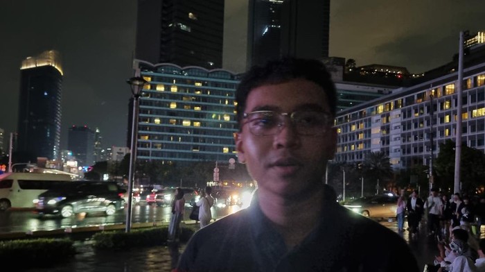 Adit saat diwawancara kala momen earth hour di Bundaran HI (Taufik/detikcom)