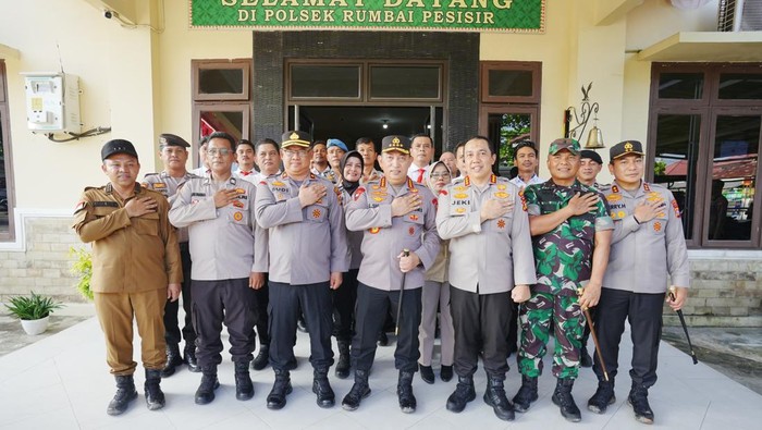 Dalam rangkaian kunjungan kerja di Provinsi Riau, Kepala Kepolisian Negara Republik Indonesia (Kapolri) melaksanakan peninjauan langsung ke Polsek Rumbai Pesisir, Polresta Pekanbaru, Jumat (25/4).