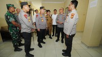 Salah satu personel yang menerima perhatian khusus dari Kapolri adalah Aiptu Jimmi Farma, yang menjabat sebagai Ps. Kasihumas Polsek Rumbai Pesisir. Di samping tugas kesehariannya sebagai anggota Polri, Aiptu Jimmi dikenal masyarakat luas karena mendirikan dan mengelola Pondok Al Qur’an Baitul Ihsan, sebuah pesantren yang memberikan pendidikan gratis bagi anak-anak dari kalangan kurang mampu.
