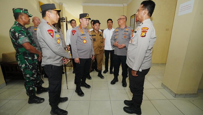 Apresiasi Personel Pemilik Pesantren Gratis, Kapolri βPerwirakanβ Aiptu Jimmi Dalam rangkaian kunjungan kerja di Provinsi Riau, Kepala Kepolisian Negara Republik Indonesia (Kapolri) melaksanakan peninjauan langsung ke Polsek Rumbai Pesisir, Polresta Pekanbaru, Jumat (25/4).