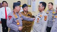 Dalam rangkaian kunjungan kerja di Provinsi Riau, Kepala Kepolisian Negara Republik Indonesia (Kapolri) melaksanakan peninjauan langsung ke Polsek Rumbai Pesisir, Polresta Pekanbaru, Jumat (25/4). Kunjungan ini sekaligus menjadi momen penting dalam memberikan penghargaan kepada personel Polri yang menunjukkan dedikasi luar biasa di luar tugas kepolisian.