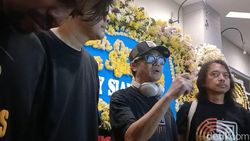 Deretan Musisi Melayat, Beri Penghormatan Terakhir Buat Ricky Seringai Deretan Musisi Melayat, Beri Penghormatan Terakhir Buat Ricky Seringai