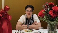 Pada Februari lalu, pria kelahiran 1999 itu memamerkan perayaan hari kasih saya atau Valentine bersama pacarnya, Syifa Hadju. El dan Syifa makan malam di sebuah restoran untuk menikmati hidangan steak. Foto: Instagram @elelrumi