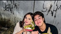 Ini adalah potret awal kedekatan El dan Syifa Hadju. Pasangan yang diketahui go public pada September 2024 ini makan nasi kucing di warung pinggir jalan. Ada tahu tempe bacem yang dipesan. Foto: Instagram @elelrumi