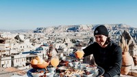 Sebelum pacaran dengan Syifa, anak Ahmad Dhani ini suka membagikan potret ketika makan sendiri maupun bersama keluarga. Ini salah satunya saat El sarapan jus dan hidangan lain di Cappadocia, Turki. Foto: Instagram @elelrumi