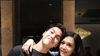 Saat ibu tercinta ulang tahun, artis 26 tahun itu tak lupa memberi kejutan. Ibunya diberi kue ulang tahun besar rasa red velvet. Foto: Instagram @elelrumi