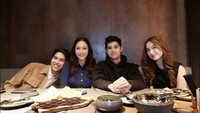 Di suatu momen, pria lulusan universitas di Inggris ini membagikan potret saat makan bersama ibunya dan kakaknya Al Ghazali di sebuah restoran. Foto: Instagram @elelrumi