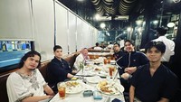 Bersama kakak dan adiknya, pacar Syifa Hadju ini menghabiskan waktu makan di sebuah restoran. Setelah selesai makan, mereka  mengabadikan momen. Foto: Instagram @elelrumi
