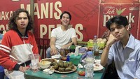 Selain di restoran, kakak dari Dul itu juga pernah makan di warung tenda. Sehabis manggung, ia mampir makan coto Makassar sedap. Foto: Instagram @elelrumi