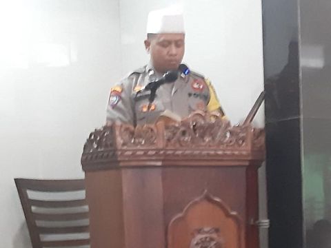 Bhabinkamtibmas Polsek Kaloran, Temanggung, Aipda Fahrurrozi, saat menjalankan aktivitasnya di tengah masyarakat. Diunggah Sabtu (26/4/2025).