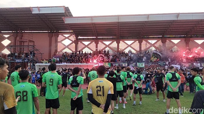 Bonek dukung Persebaya saat melihat latihan pemain di Lapangan Thor