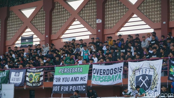 Bonek dukung Persebaya saat melihat latihan pemain di Lapangan Thor