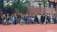 Dari pantauan detikJatim, ratusan bonek mendatangi latihan Persebaya Surabaya di Lapangan Thor Surabaya. Mereka datang sembari menyanyikan chant-chat semangat untuk para pemain
