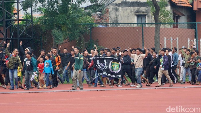 Bonek dukung Persebaya saat melihat latihan pemain di Lapangan Thor