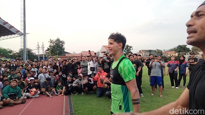 Bonek dukung Persebaya saat melihat latihan pemain di Lapangan Thor