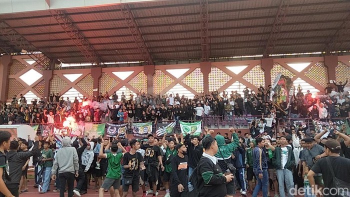 Bonek dukung Persebaya saat melihat latihan pemain di Lapangan Thor